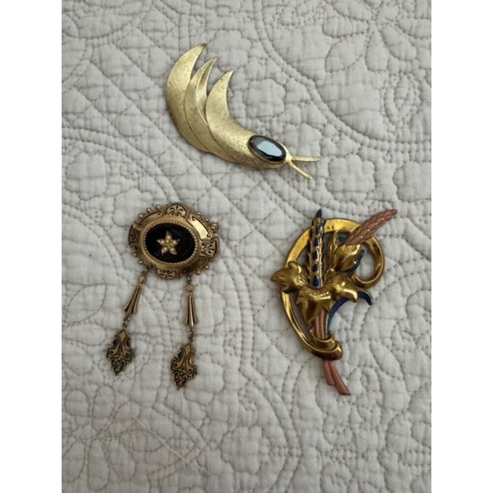 Vintage 1940-1950 set of 3 goldtone brooches.
